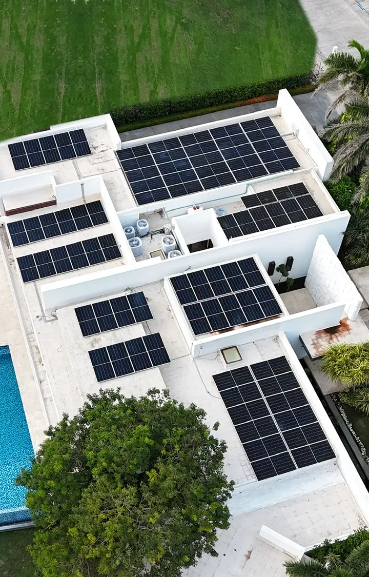 Vista aérea de una residencia en Veracruz con paneles solares instalados en la azotea