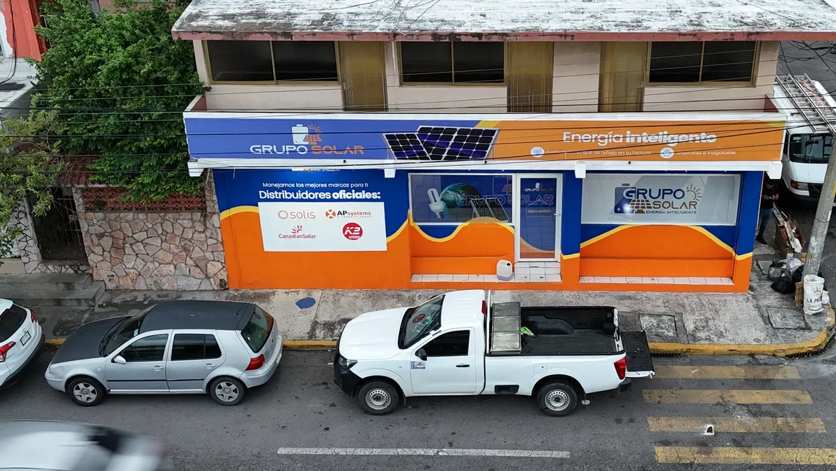 Fachada de la sucursal de Grupo Solar en Av. La Fragua, Veracruz
